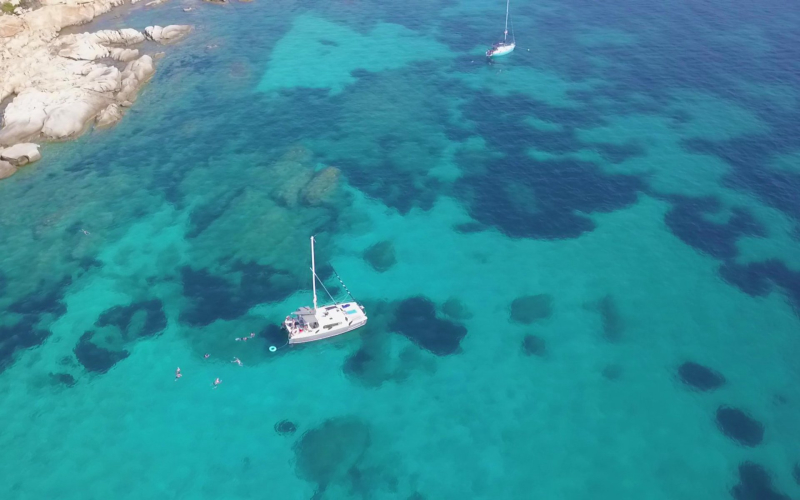 Vista panoramica di un catamarano nel mare dell'Asinara