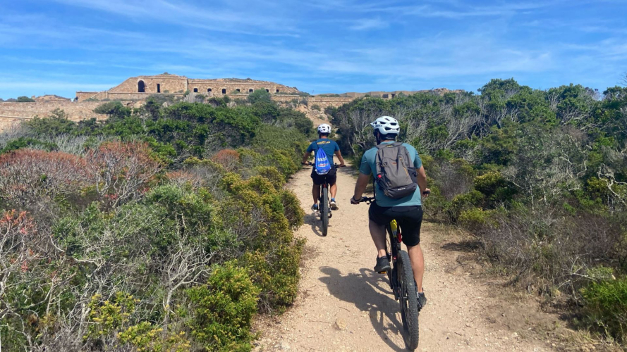 Due ragazzi pedalano sull'isola di Caprera