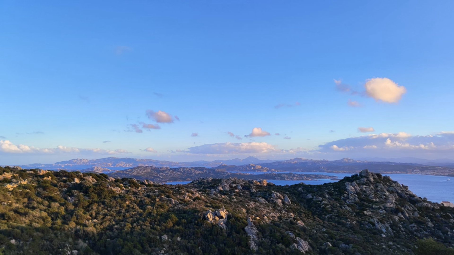 Vista sulle isole dell'Arcipelago di La Maddalena durante l'escursione in ebike