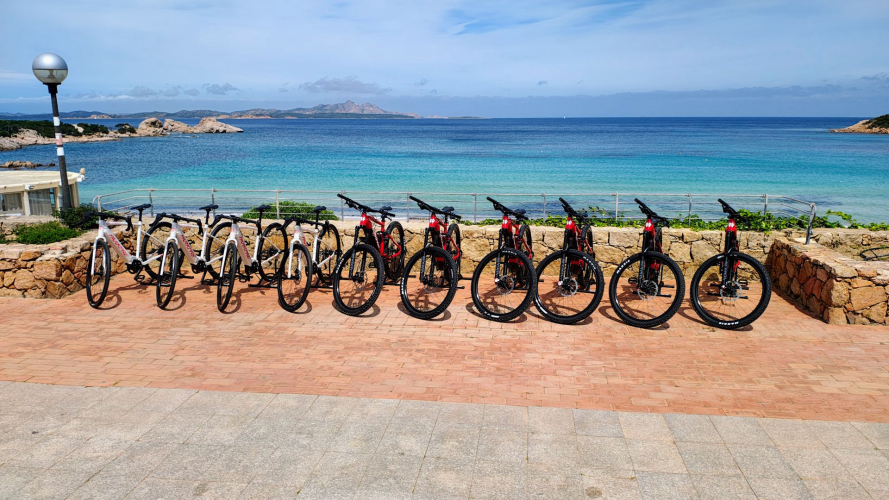 E-bike pronte per l'escursione nell'Arcipelago di La Maddalena