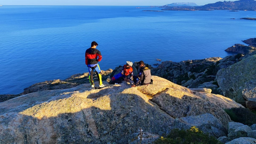 Ragazzi si riposano su una roccia durante il tour in ebike nell'Arcipelago di La Maddalena