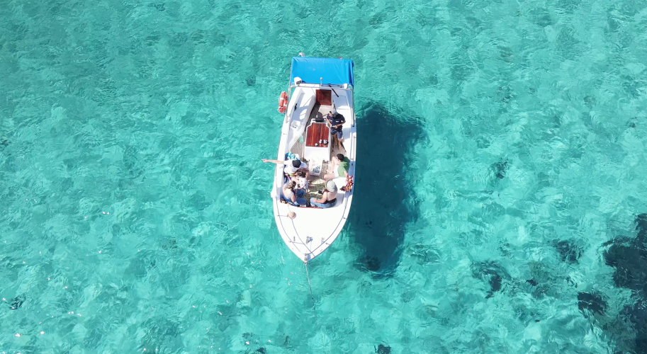Barca a motore mentre vicino alla spiaggia dell'Elefante a Porto Cervo