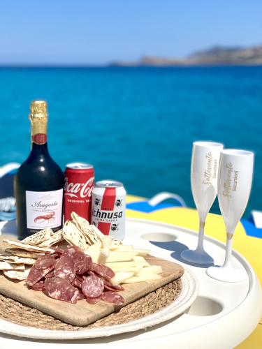 Aperitif on board the dinghy during the Asinara tour