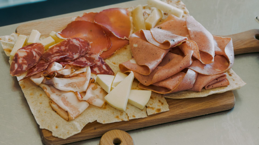 Aperitif mit Wurst- und Käsespezialitäten während der Wanderung nach Punta Giglio