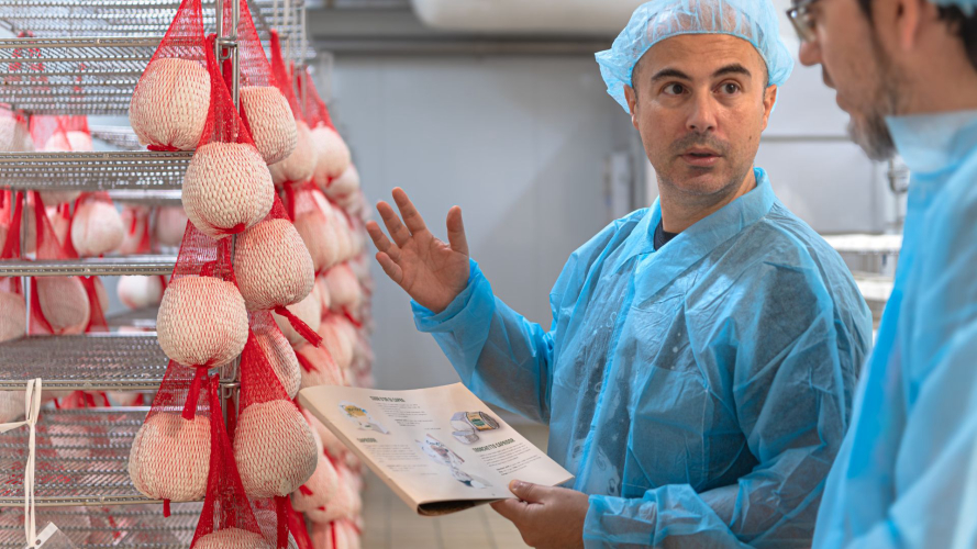 La guida mostra il formaggio a un partecipante