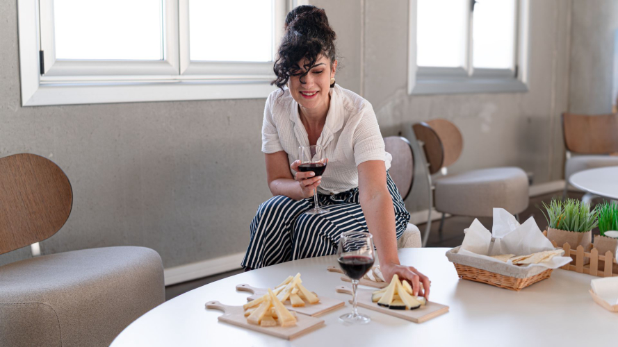 Degustazione di formaggi del caseificio e vino locale