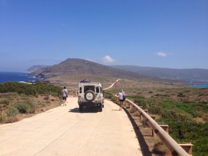 Aperçu de l'Asinara vu depuis le hors-piste pendant le circuit entre mer et rochers
