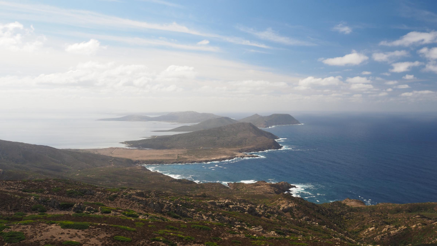 Aperçu de l'Asinara vu depuis le hors-piste pendant le circuit entre mer et rochers