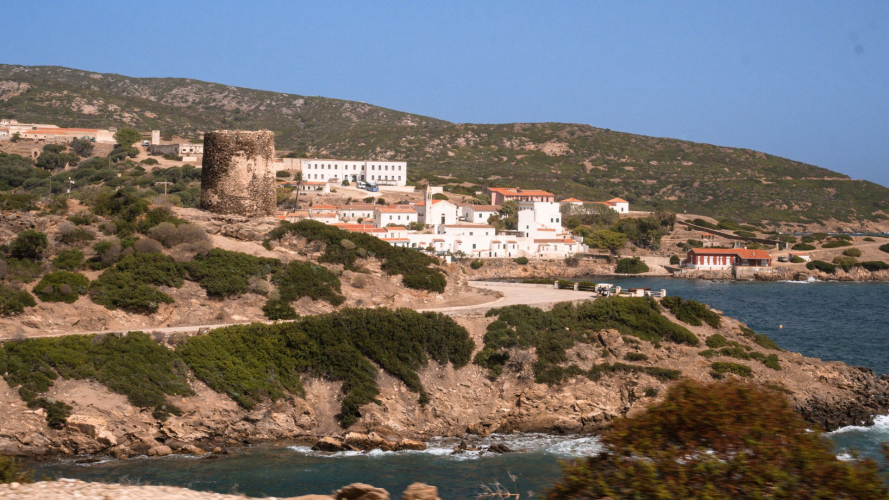 Aperçu de l'Asinara vu depuis le hors-piste pendant le circuit entre mer et rochers