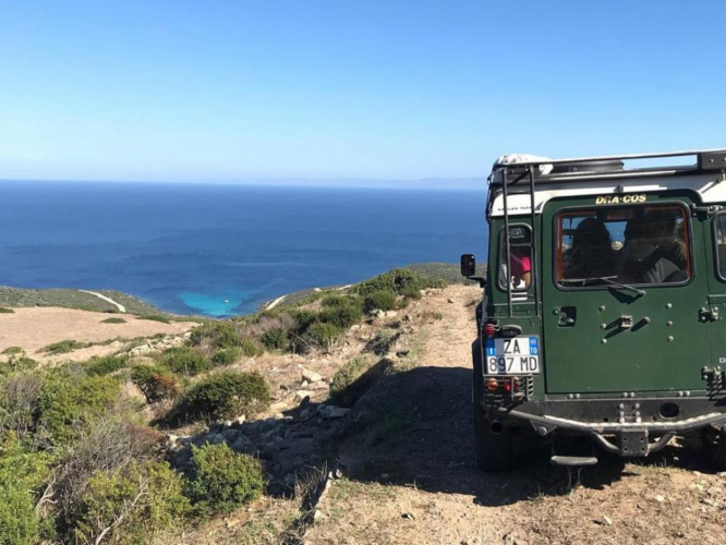 Aperçu de l'Asinara vu depuis le hors-piste pendant le circuit entre mer et rochers