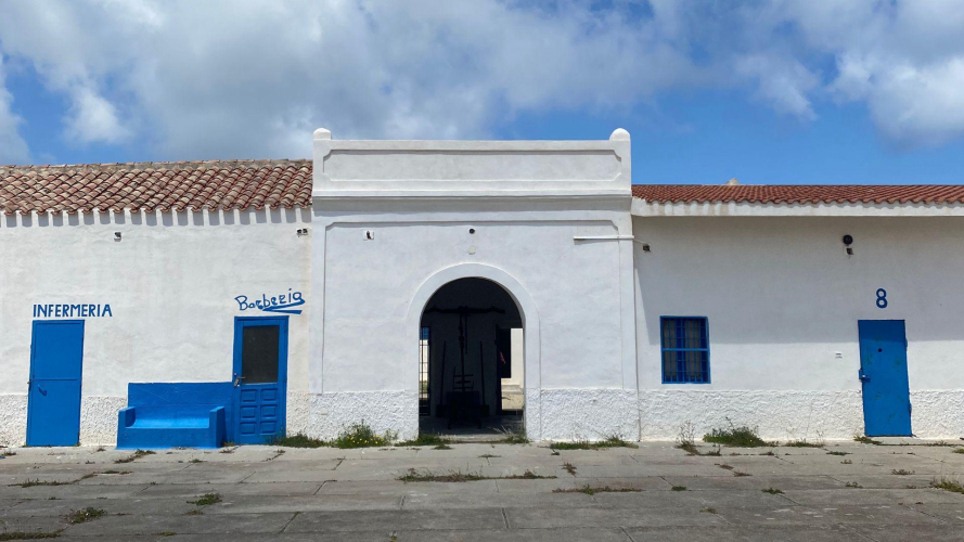 Aperçu de l'Asinara vu depuis le hors-piste pendant le circuit entre mer et rochers