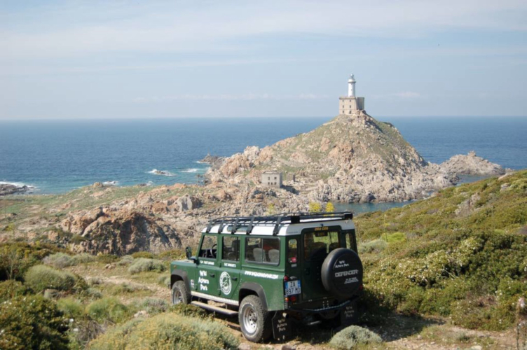 Aperçu de l'Asinara vu depuis le hors-piste pendant le circuit entre mer et rochers