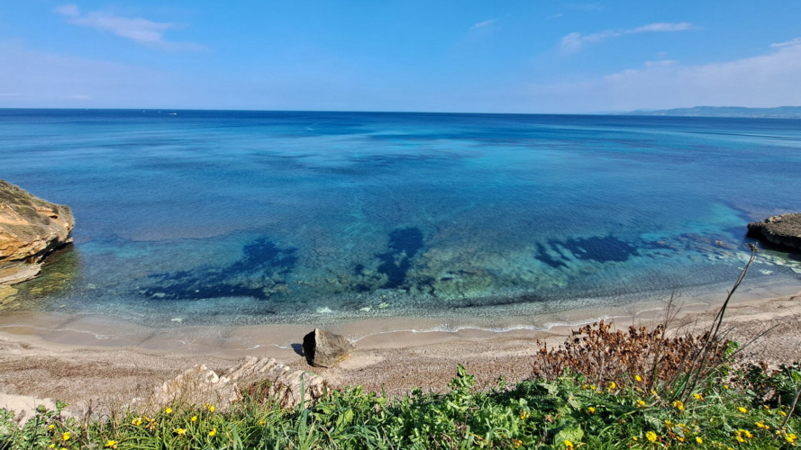 Küstenlinie mit kristallklarem Wasser in Porto Torres