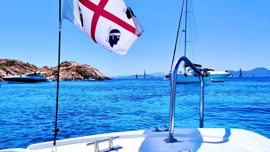 Barca a motore mentre vicino alla spiaggia dell'Elefante a Porto Cervo