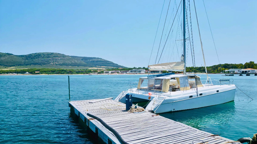 Catamarano in partenza al punto di incontro presso il molo di Porto Conte