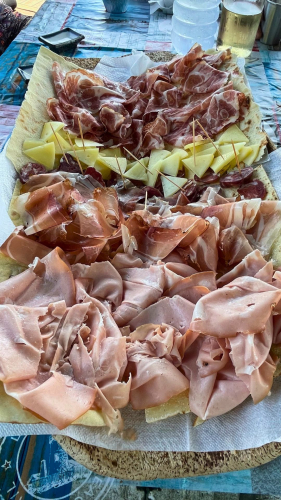 Aperitivo offerto a bordo durante il tour all'Asinara