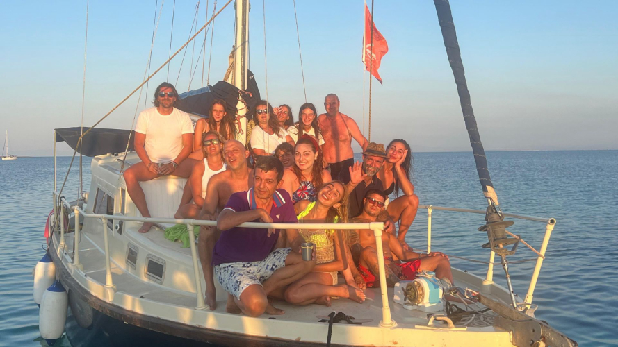 Persone a bordo della barca durante l'escursione a Stintino