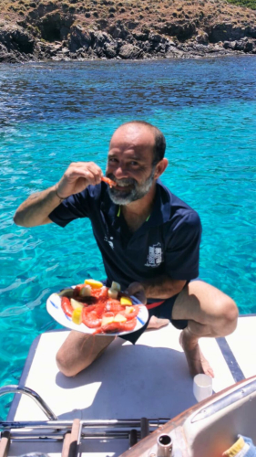 Merenda offerta a bordo della barca durante l'escursione nella costa nord della Sardegna