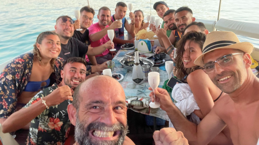 Gruppo di persone a bordo della barca mentre naviga nelle acque dell'Asinara