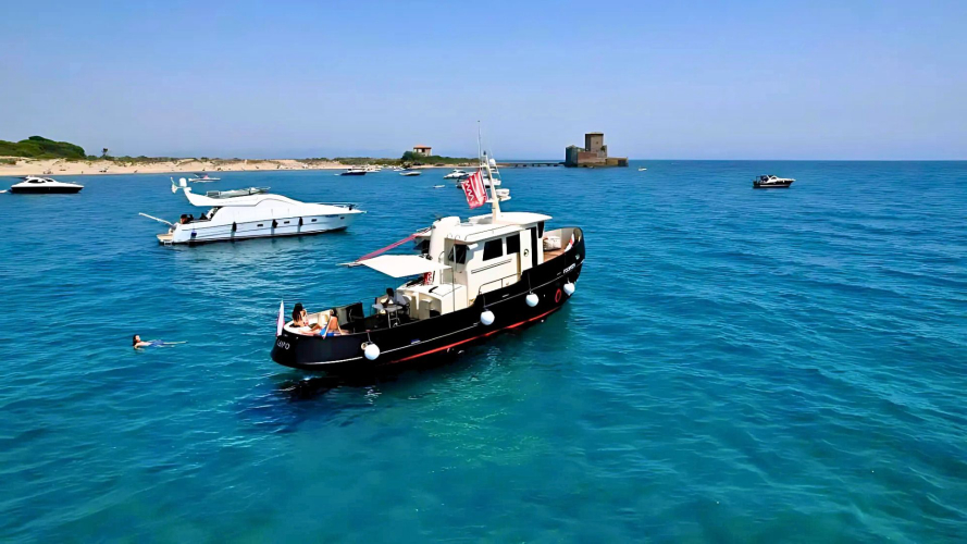 Bateau d'époque dans la mer entre Tavolara et Capo Figari