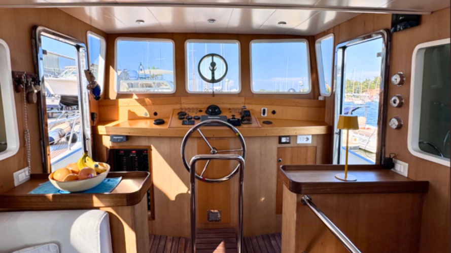Bateau d'époque dans la mer entre Tavolara et Capo Figari