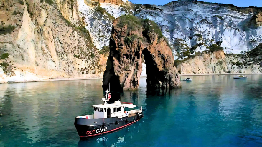 Bateau d'époque dans la mer entre Tavolara et Capo Figari