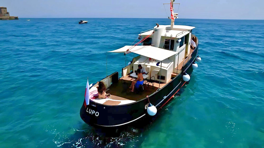 Bateau d'époque dans la mer entre Tavolara et Capo Figari