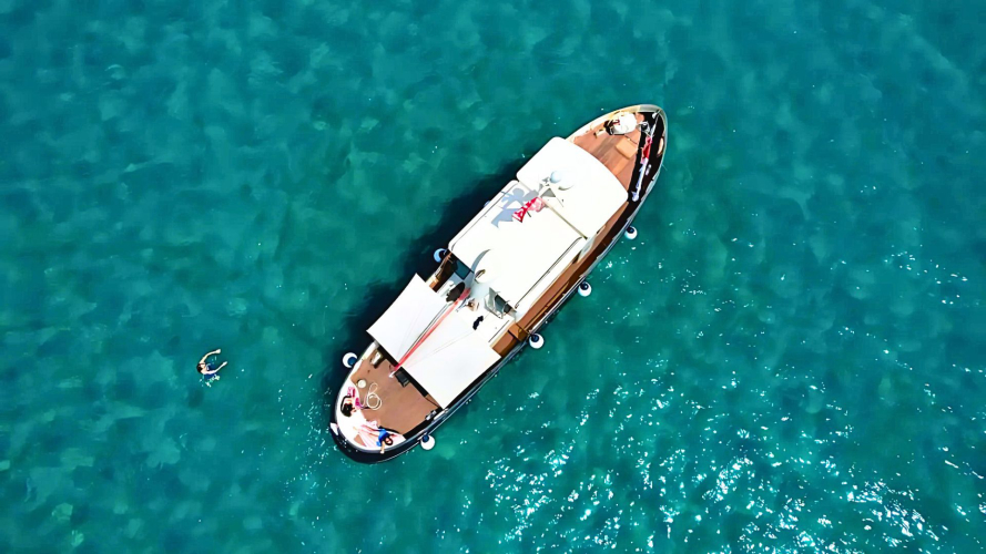 Bateau d'époque dans la mer entre Tavolara et Capo Figari