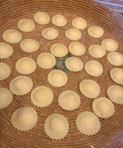 Seadas fresche su un cestino sardo