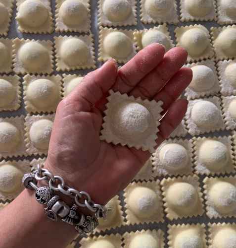 Dettaglio raviolo sulla mano della guida