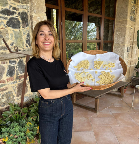 Antonella mostra gli gnocchi dentro un cestino sardo