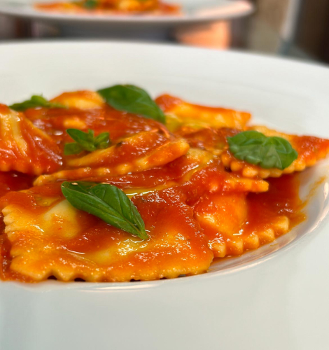 Ravioli al sugo serviti durante la degustazione