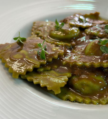 Ravioli di spinaci serviti durante la degustazione del laboratorio di pasta fresca