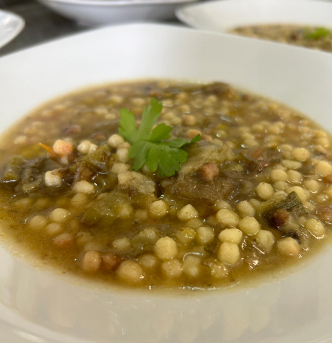 Brodo con fregula servita durante la degustazione