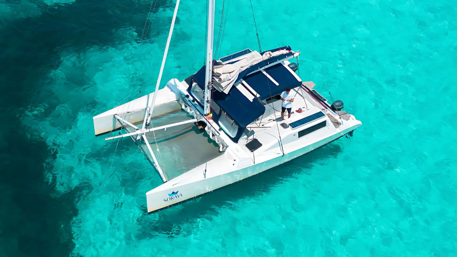 Catamarano nelle acque turchesi dell'Arcipelago di La Maddalena
