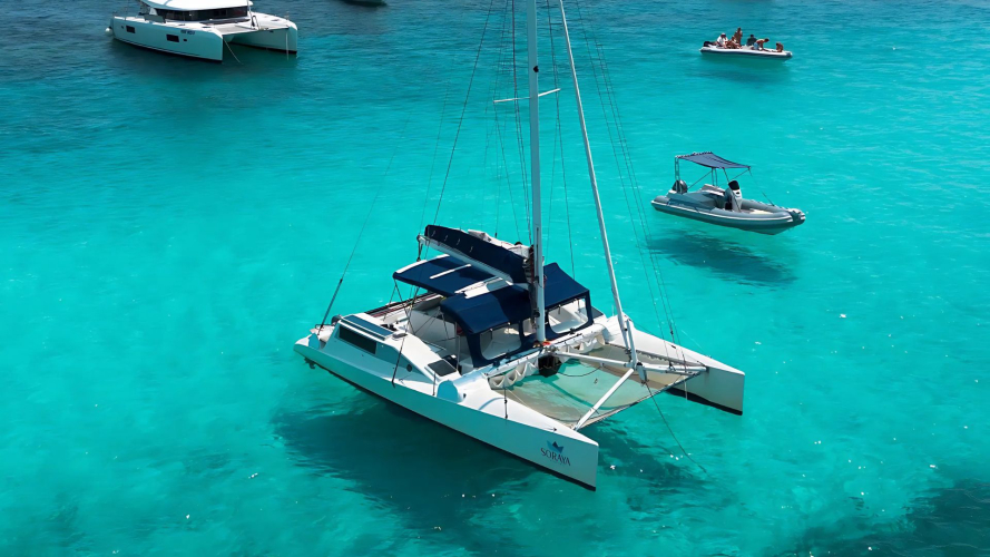 Catamarano nelle acque turchesi dell'Arcipelago di La Maddalena