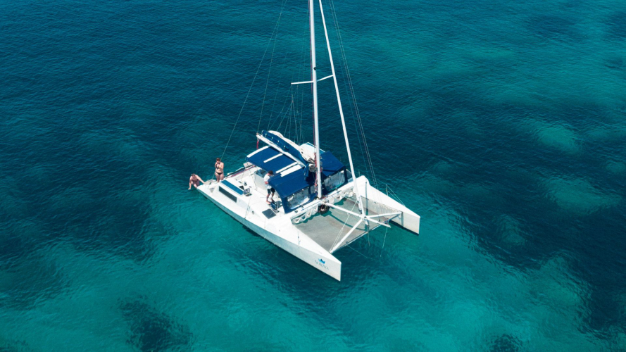Catamarano nelle acque turchesi dell'Arcipelago di La Maddalena