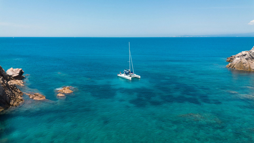 Catamarano nelle acque turchesi dell'Arcipelago di La Maddalena