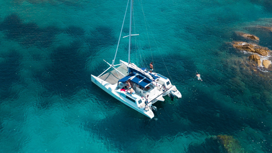 Catamarano nelle acque turchesi dell'Arcipelago di La Maddalena