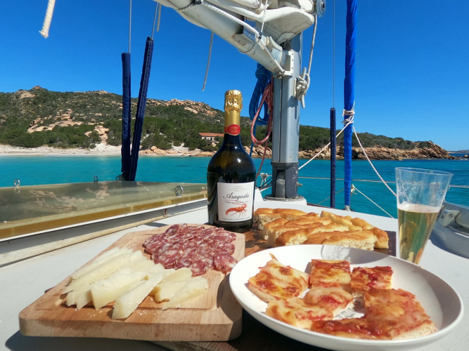 Aperitivo offerto a bordo del tour in catamarano a La Maddalena