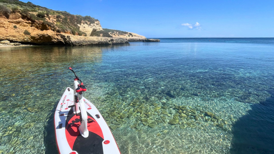 Bici d'acqua nel mare cristallino di Balai lungo la costa di Porto Torres