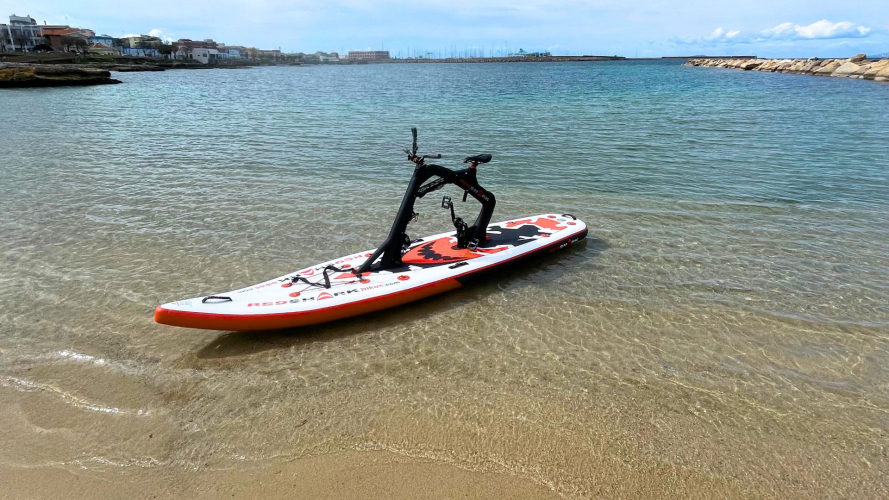 Bici d'acqua nel mare cristallino di Balai lungo la costa di Porto Torres