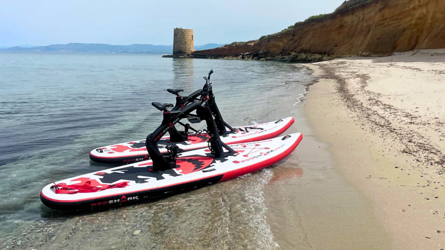 Bici d'acqua nel mare cristallino di Balai lungo la costa di Porto Torres