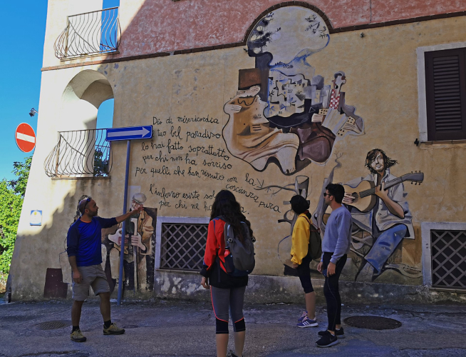Guide avec des randonneurs pour découvrir les peintures murales d'Orgosolo