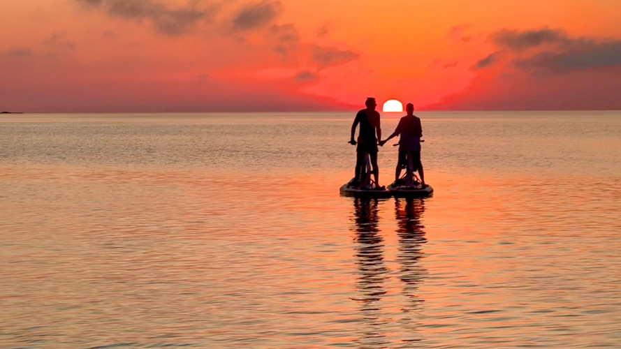 Vista del tramonto durante il tour in water bikes a Porto Torres