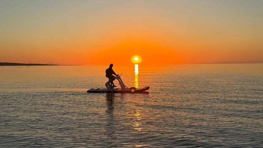 Vista del tramonto durante il tour in water bikes a Porto Torres
