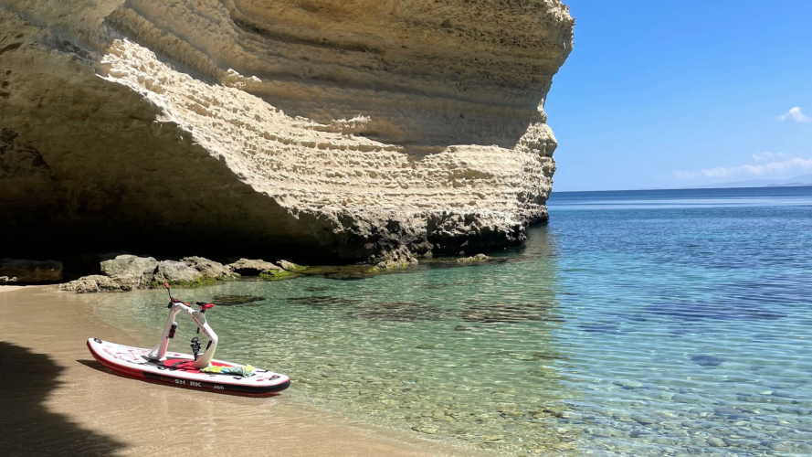Sosta in una cala del tour in water bikes nella baia di Porto Torres