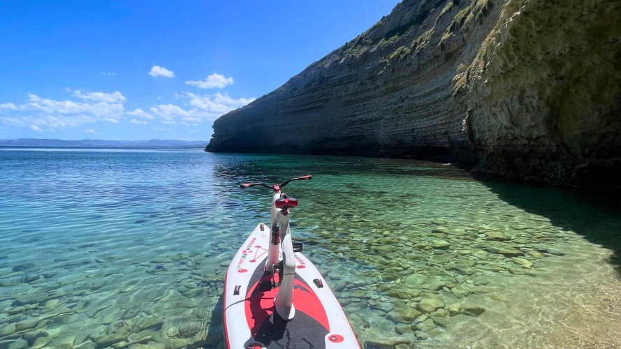 Sosta in una cala del tour in water bikes nella baia di Porto Torres