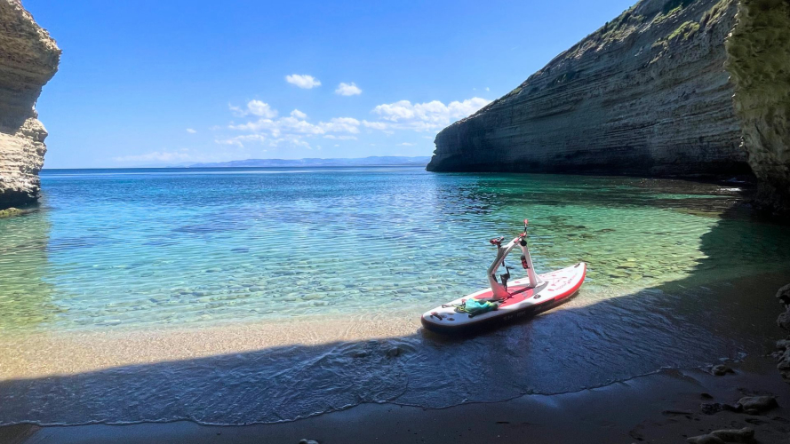 Sosta in una cala del tour in water bikes nella baia di Porto Torres