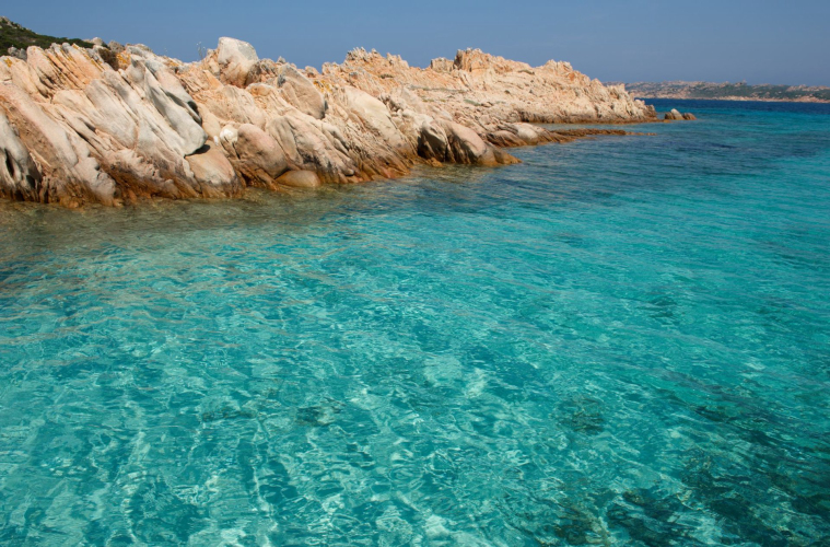 Kristallklares Meer des Archipels von La Maddalena